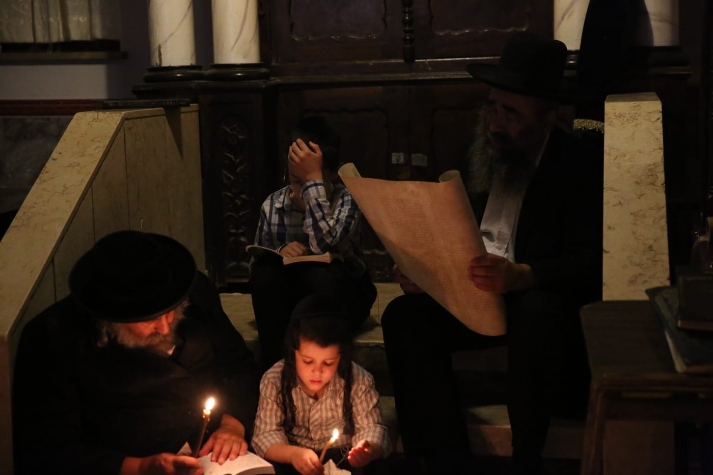 במאה שערים קוננו על החורבן לאור הנרות