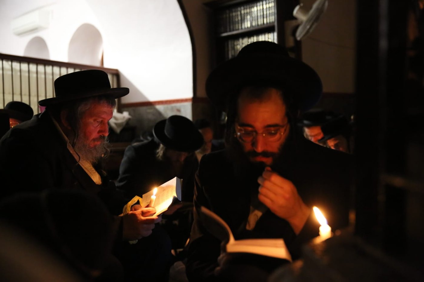 במאה שערים קוננו על החורבן לאור הנרות