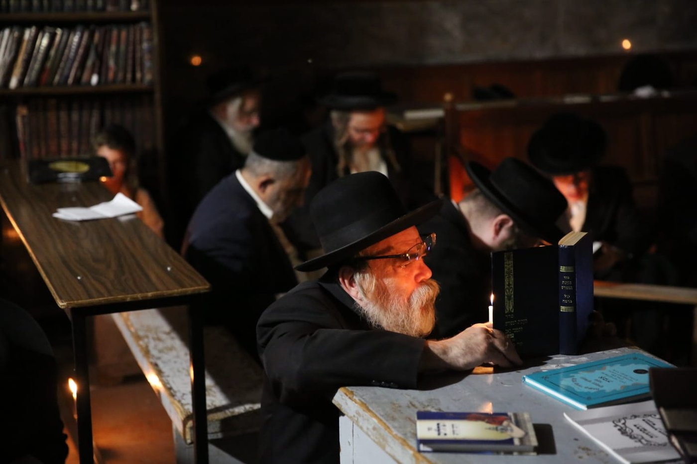 במאה שערים קוננו על החורבן לאור הנרות