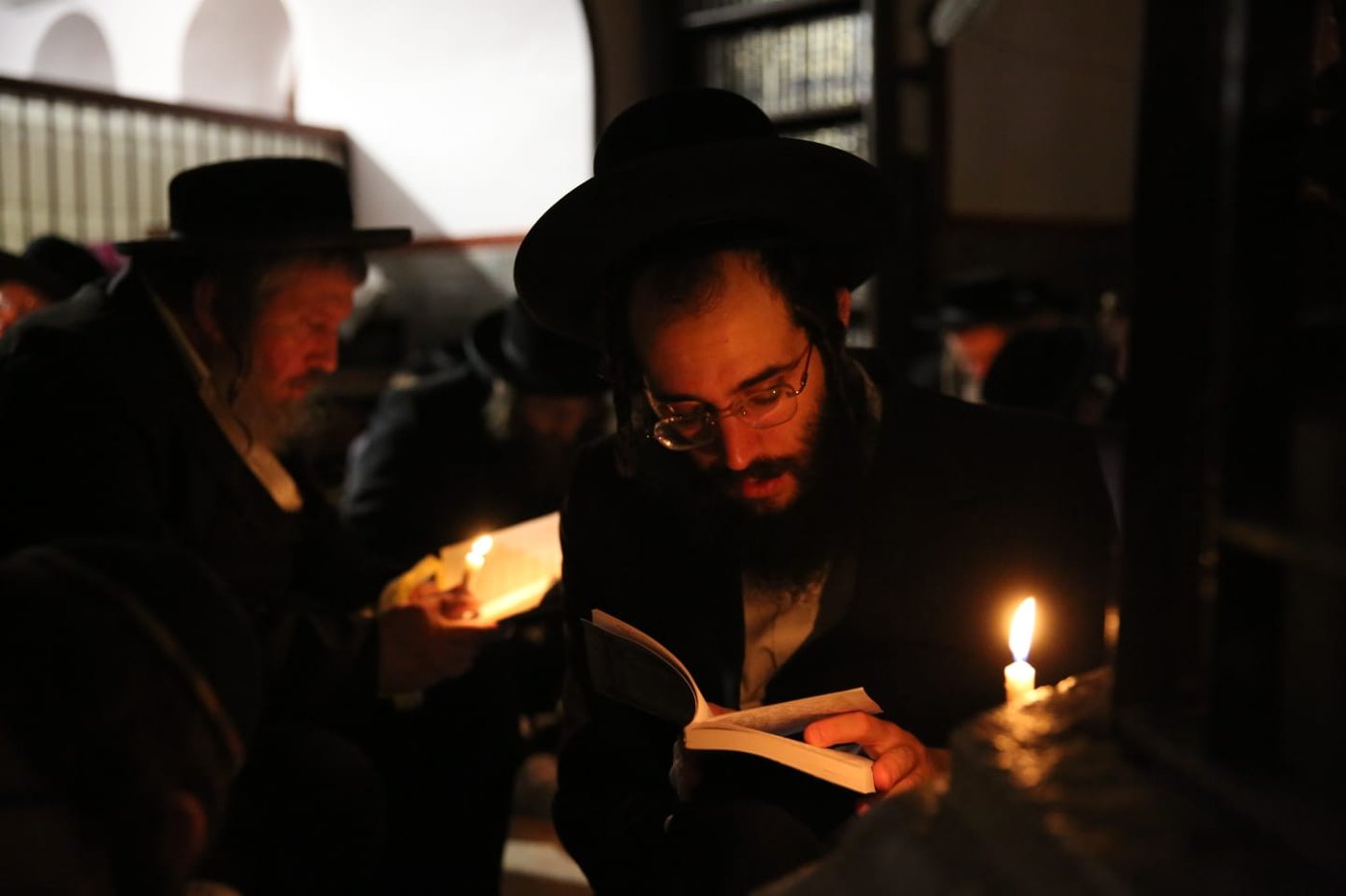 במאה שערים קוננו על החורבן לאור הנרות