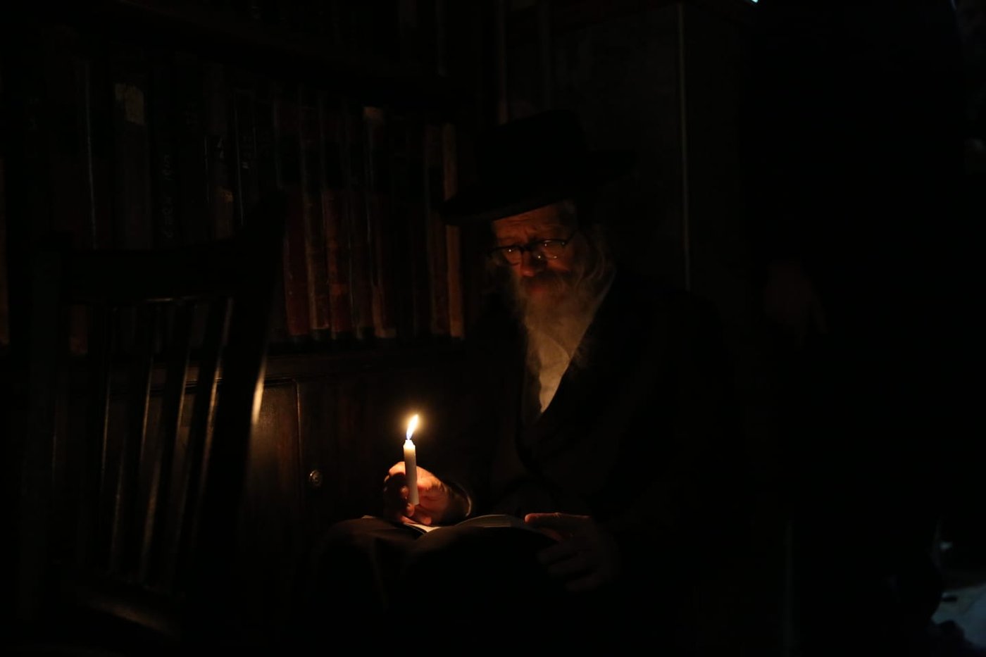 במאה שערים קוננו על החורבן לאור הנרות