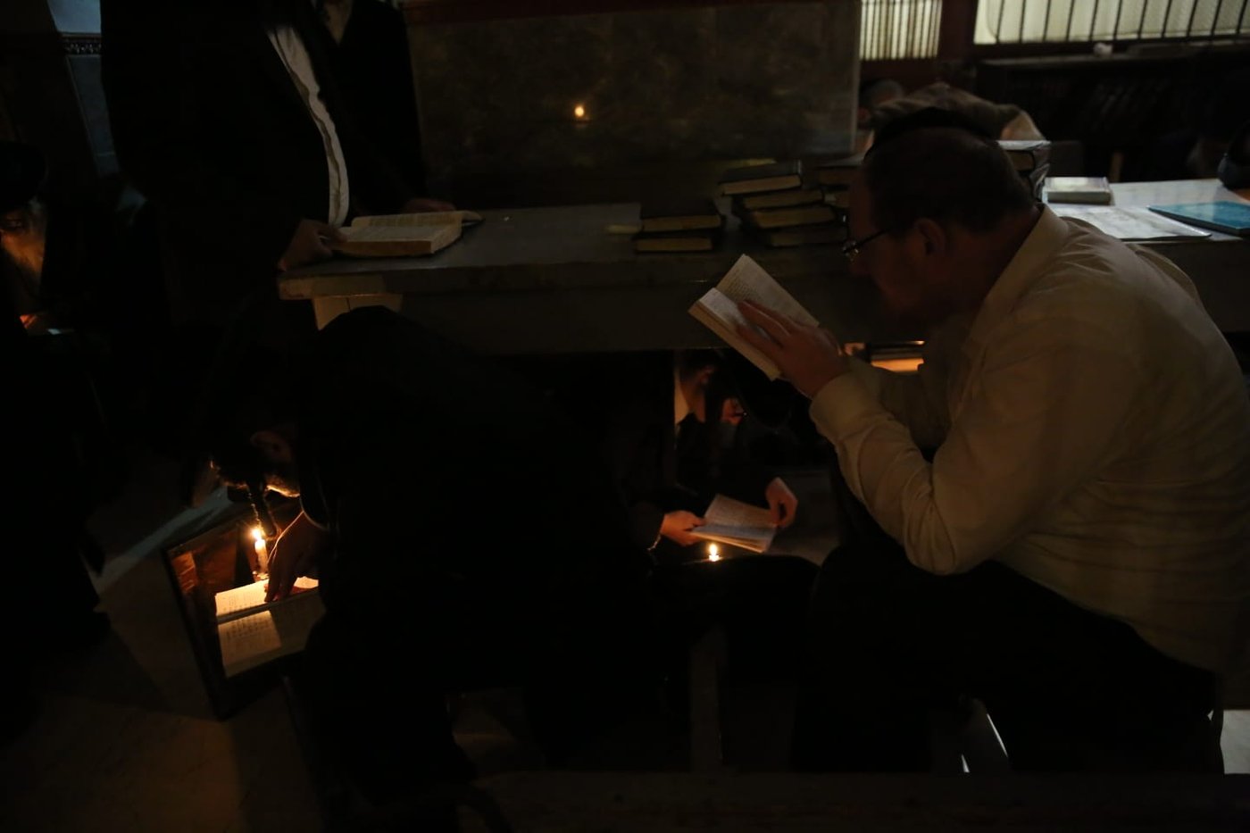 במאה שערים קוננו על החורבן לאור הנרות