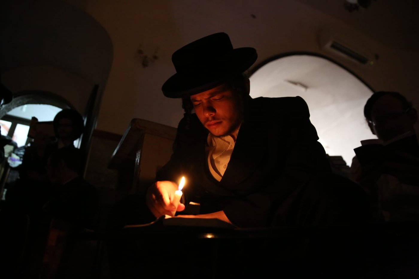 במאה שערים קוננו על החורבן לאור הנרות