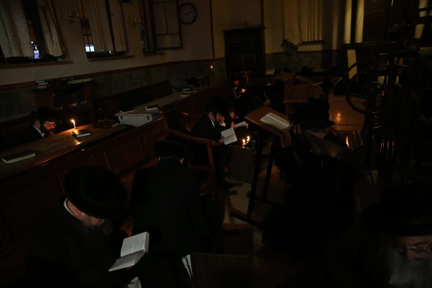 במאה שערים קוננו על החורבן לאור הנרות