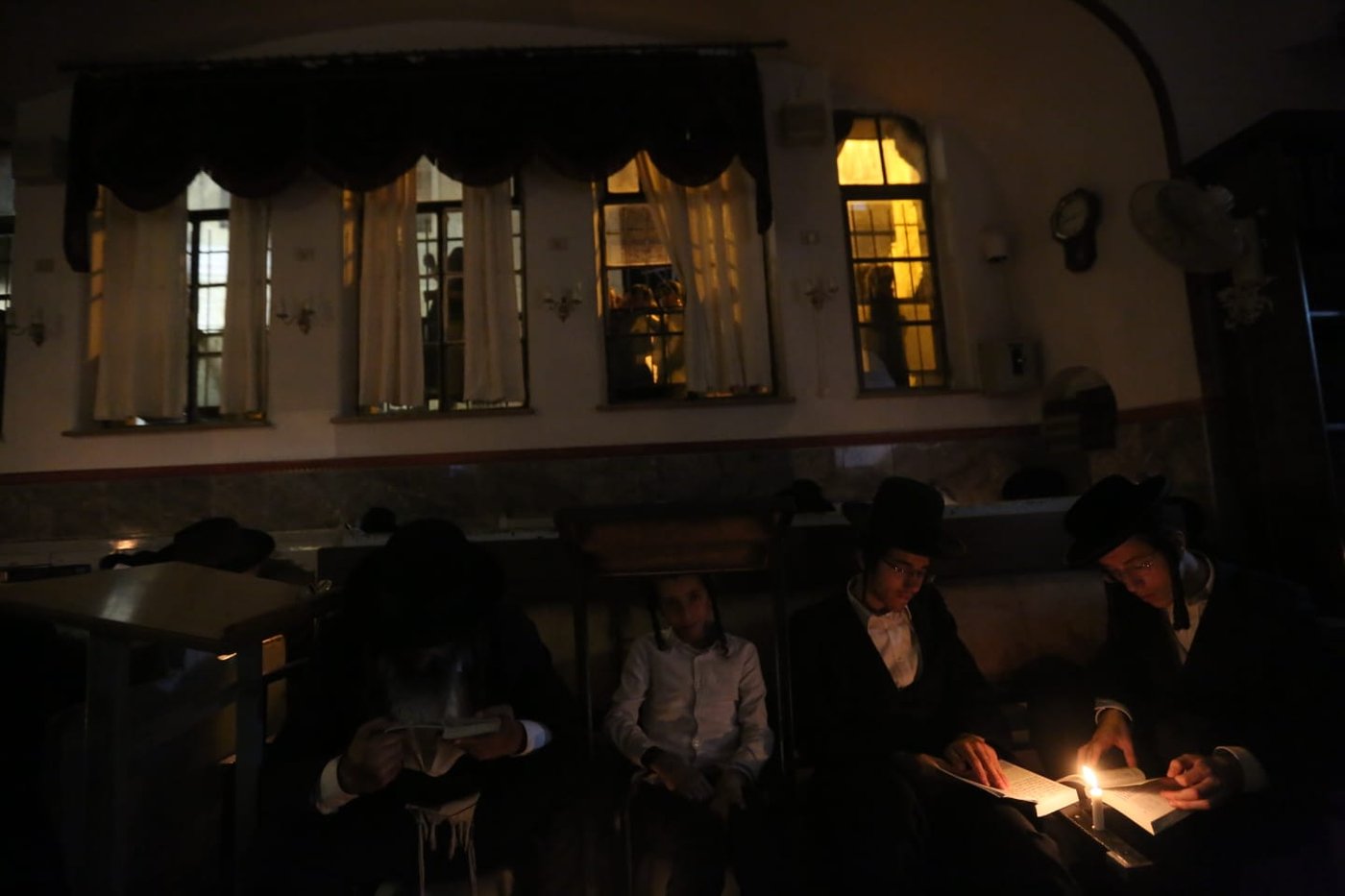 במאה שערים קוננו על החורבן לאור הנרות