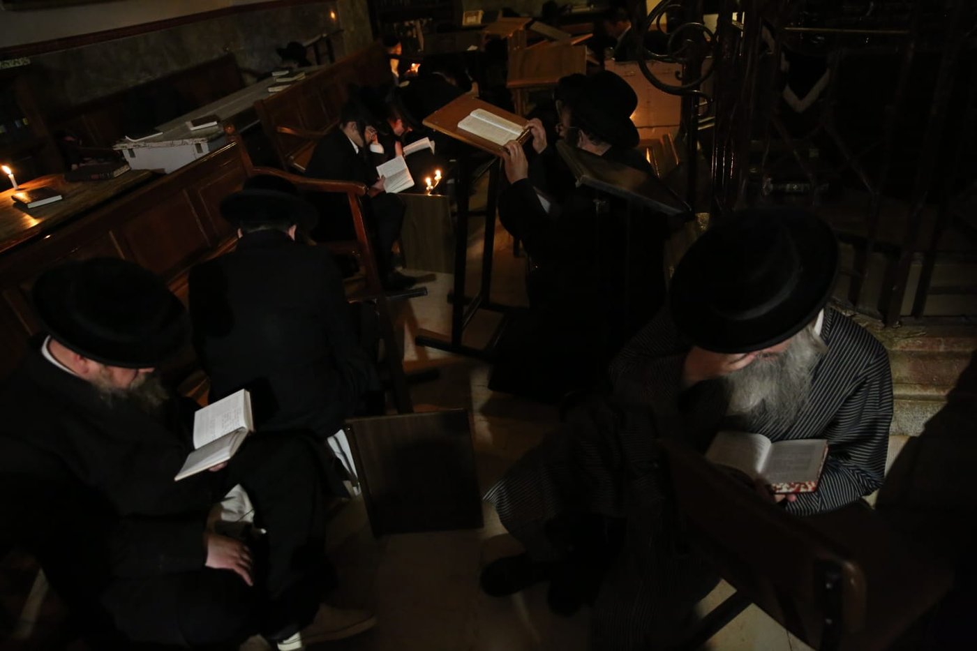 במאה שערים קוננו על החורבן לאור הנרות