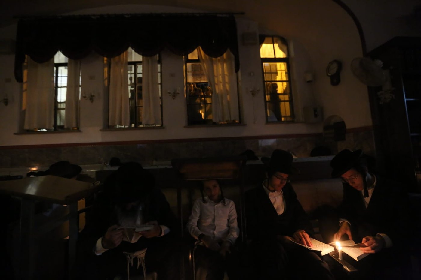 במאה שערים קוננו על החורבן לאור הנרות