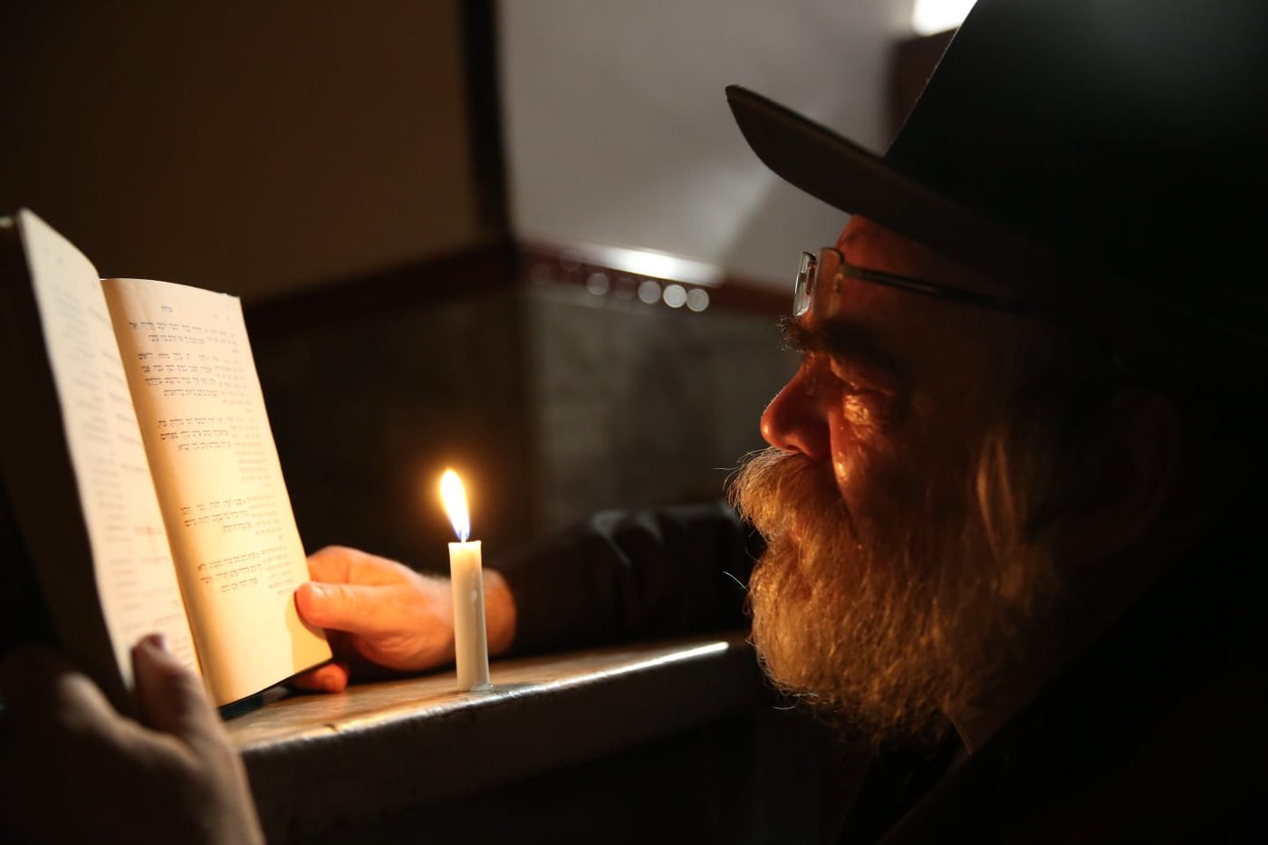 במאה שערים קוננו על החורבן לאור הנרות