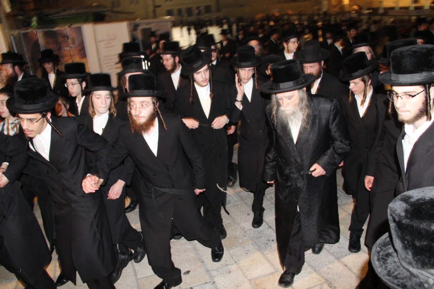 תיעוד: האדמו"ר מערלוי מקונן ליד הכותל