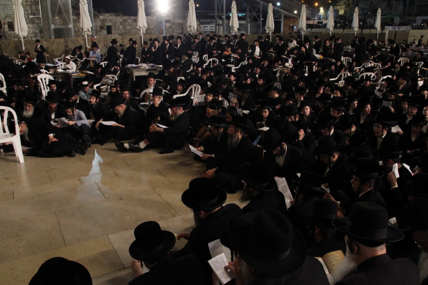 תיעוד: האדמו"ר מערלוי מקונן ליד הכותל