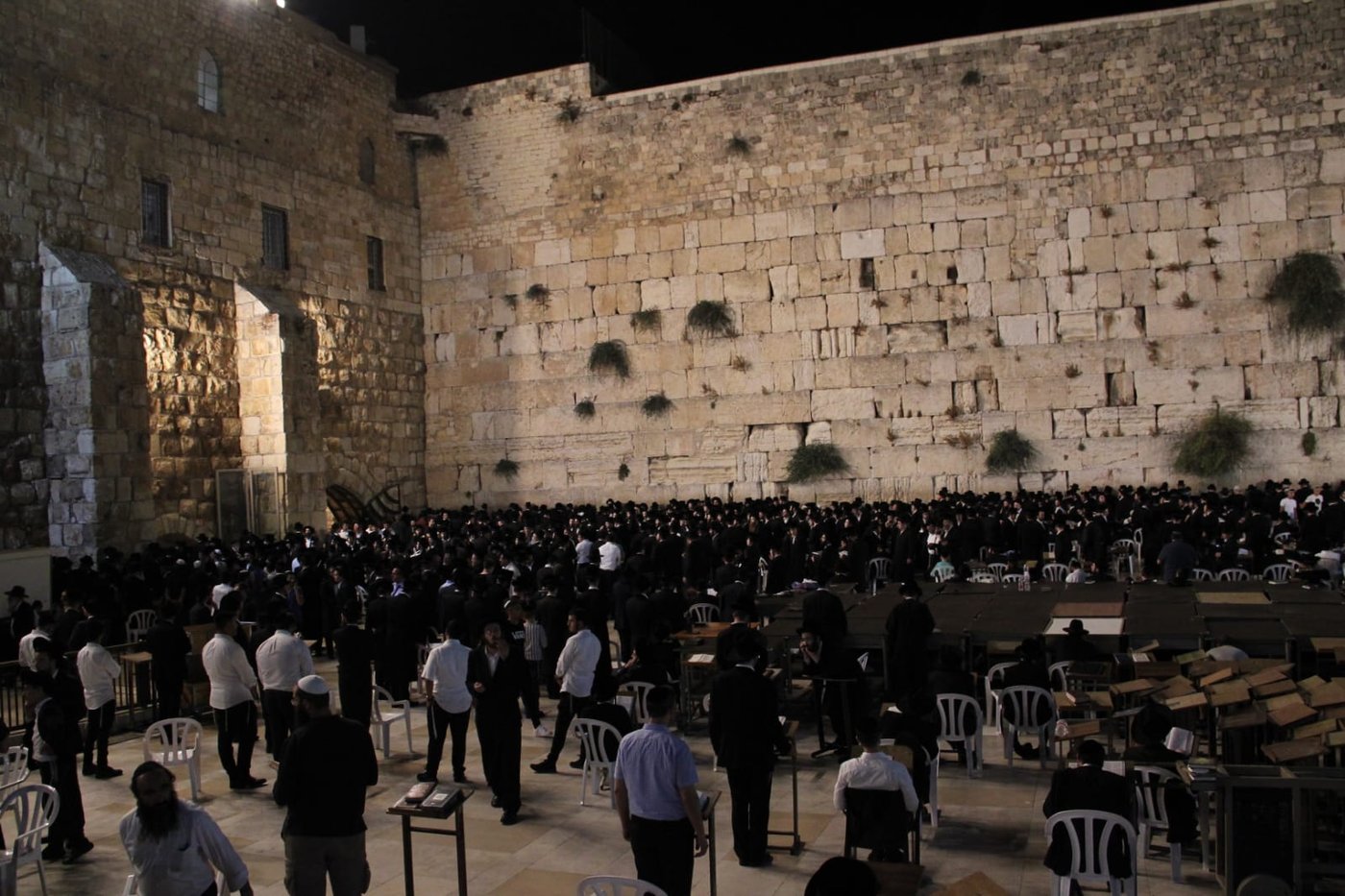 תיעוד: האדמו"ר מערלוי מקונן ליד הכותל