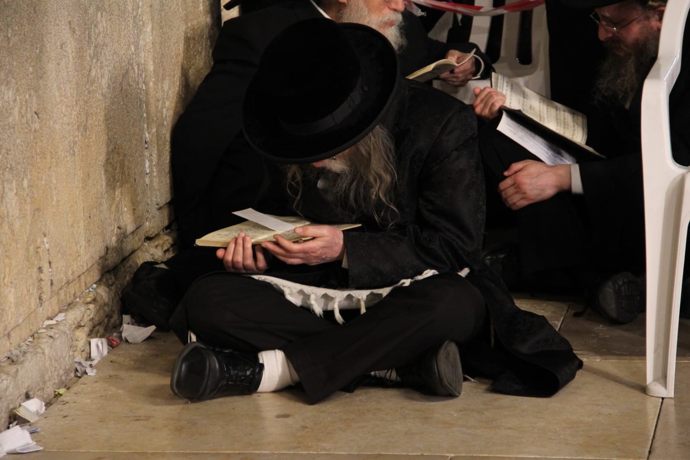 תיעוד: האדמו"ר מערלוי מקונן ליד הכותל