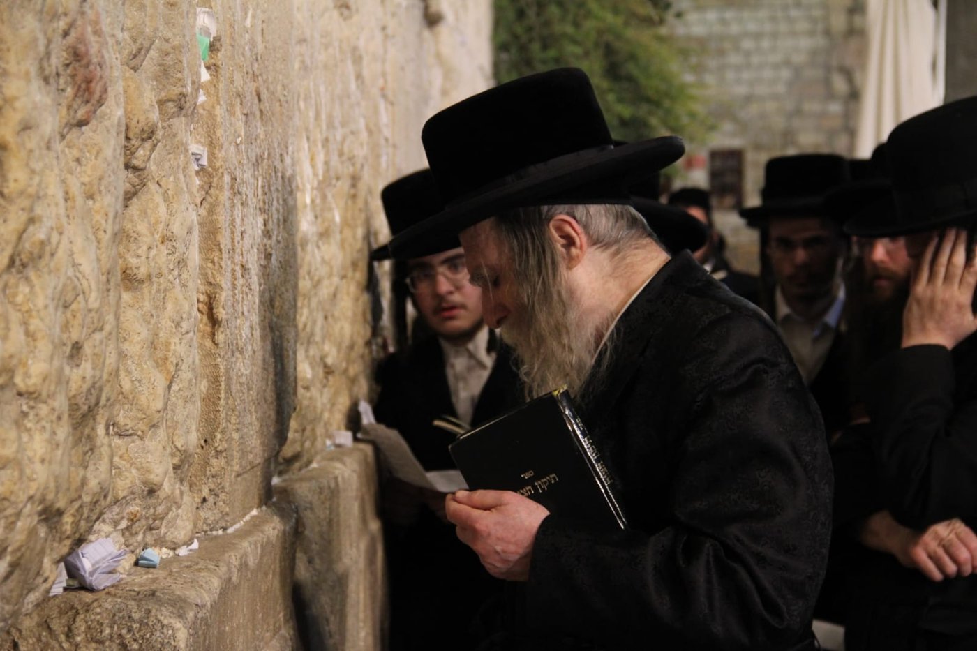 תיעוד: האדמו"ר מערלוי מקונן ליד הכותל
