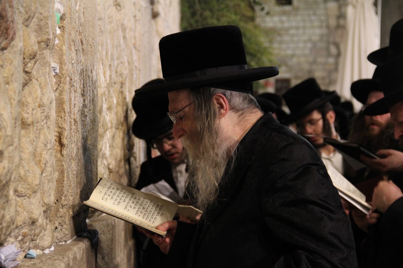 תיעוד: האדמו"ר מערלוי מקונן ליד הכותל