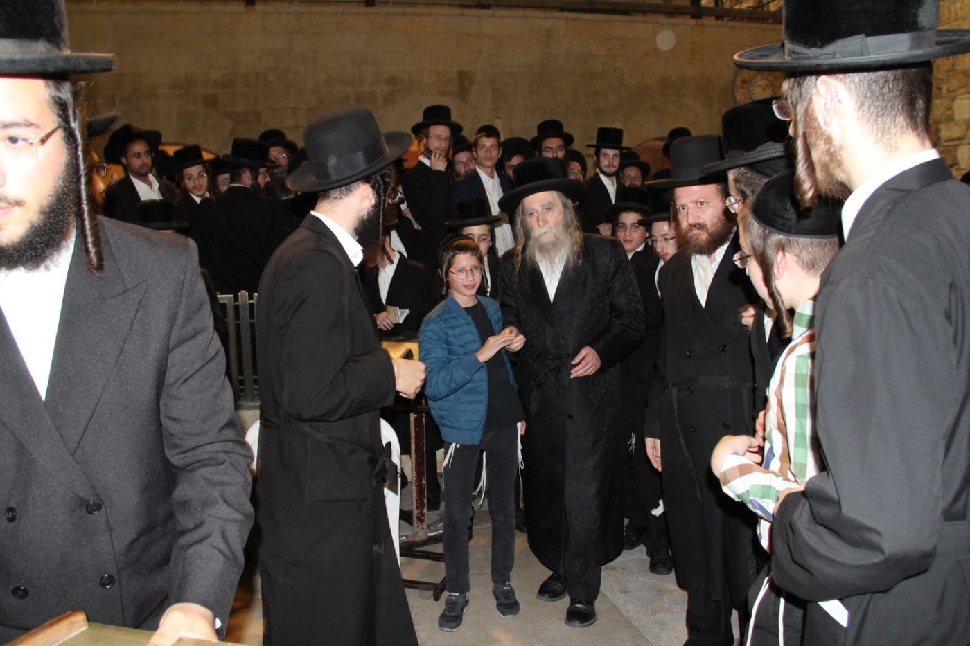 תיעוד: האדמו"ר מערלוי מקונן ליד הכותל