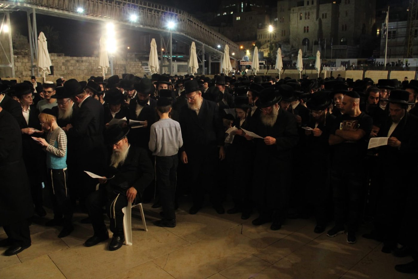 תיעוד: האדמו"ר מערלוי מקונן ליד הכותל