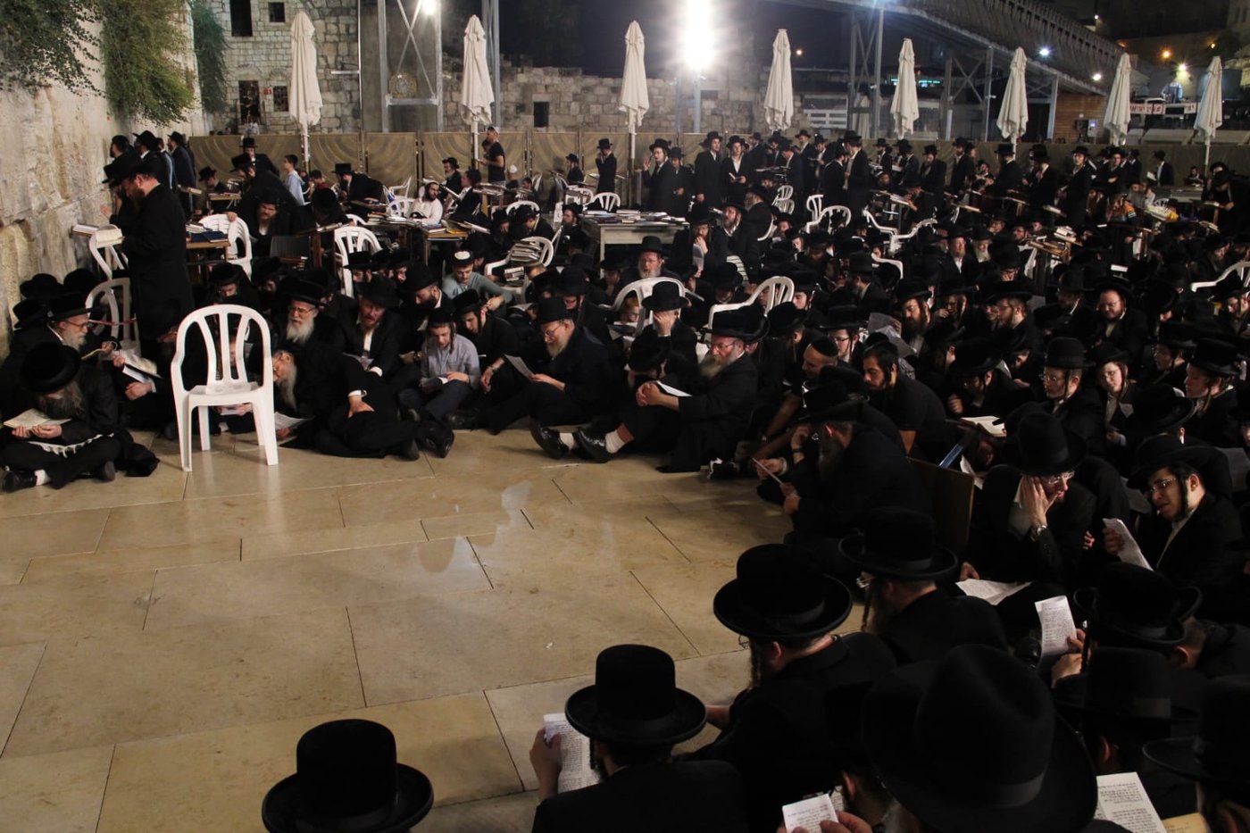 תיעוד: האדמו"ר מערלוי מקונן ליד הכותל