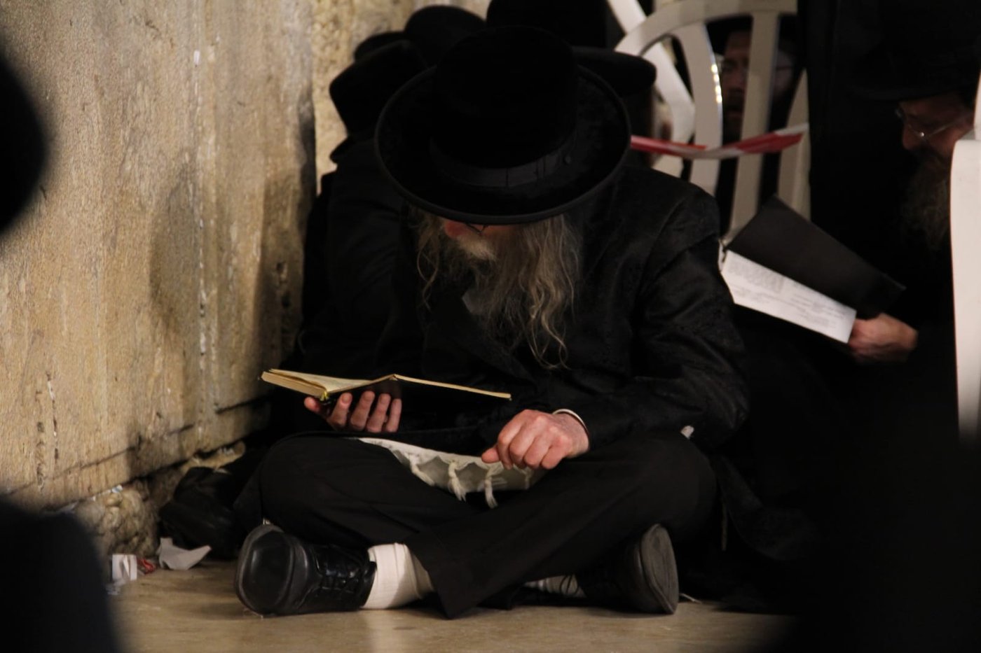 תיעוד: האדמו"ר מערלוי מקונן ליד הכותל