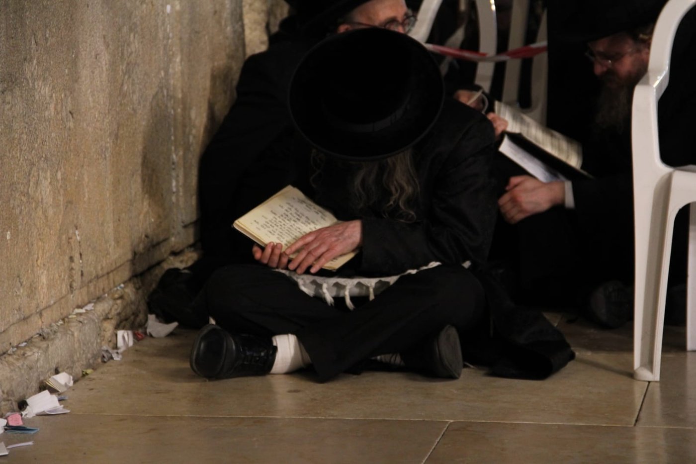 תיעוד: האדמו"ר מערלוי מקונן ליד הכותל
