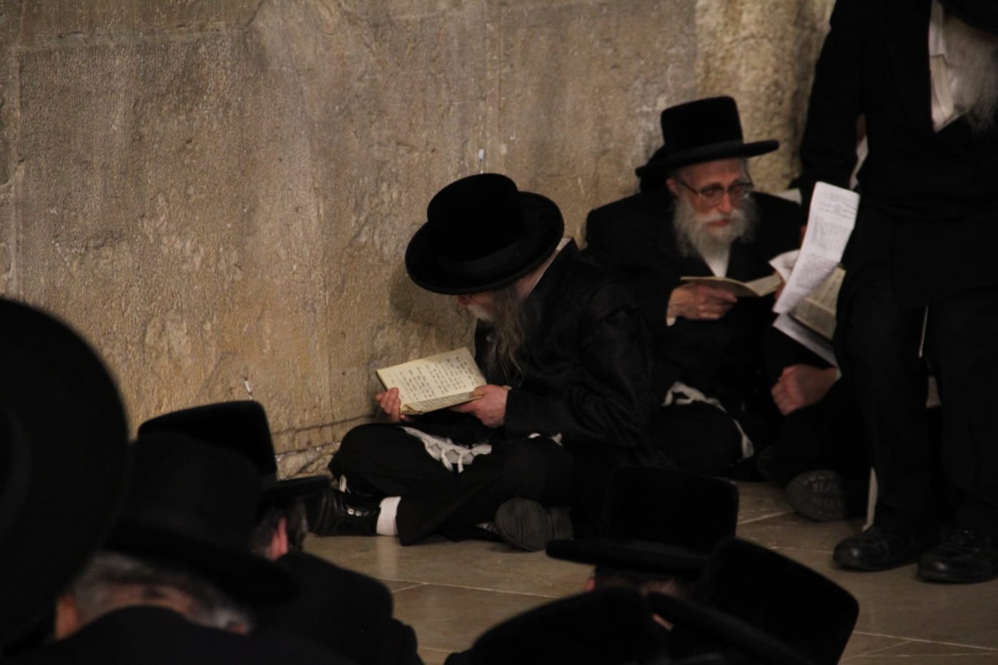 תיעוד: האדמו"ר מערלוי מקונן ליד הכותל
