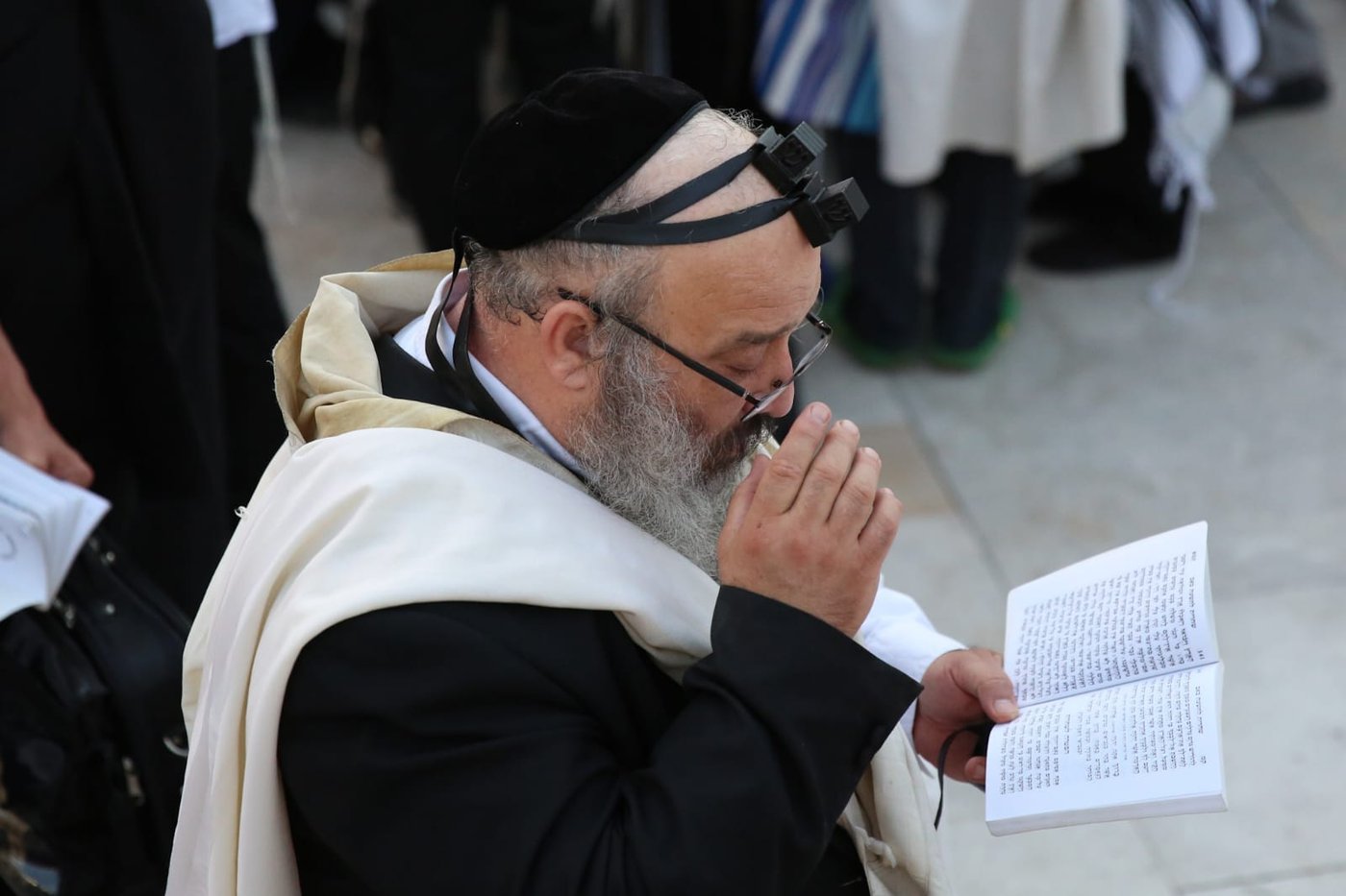 תשעה באב בכותל המערבי: אלפים בתפילת 'שחרית' • תיעוד