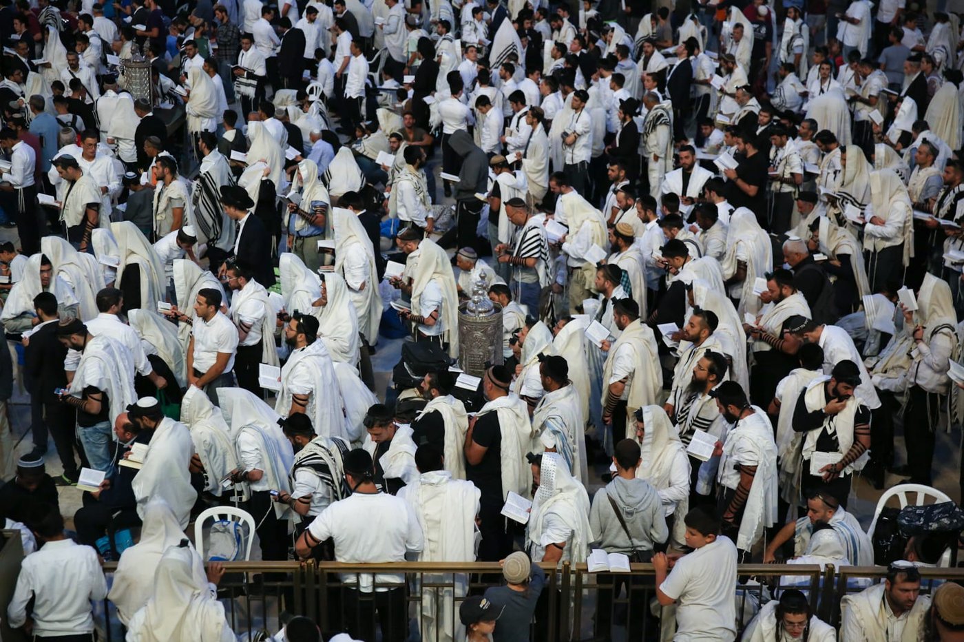 תשעה באב בכותל המערבי: אלפים בתפילת 'שחרית' • תיעוד