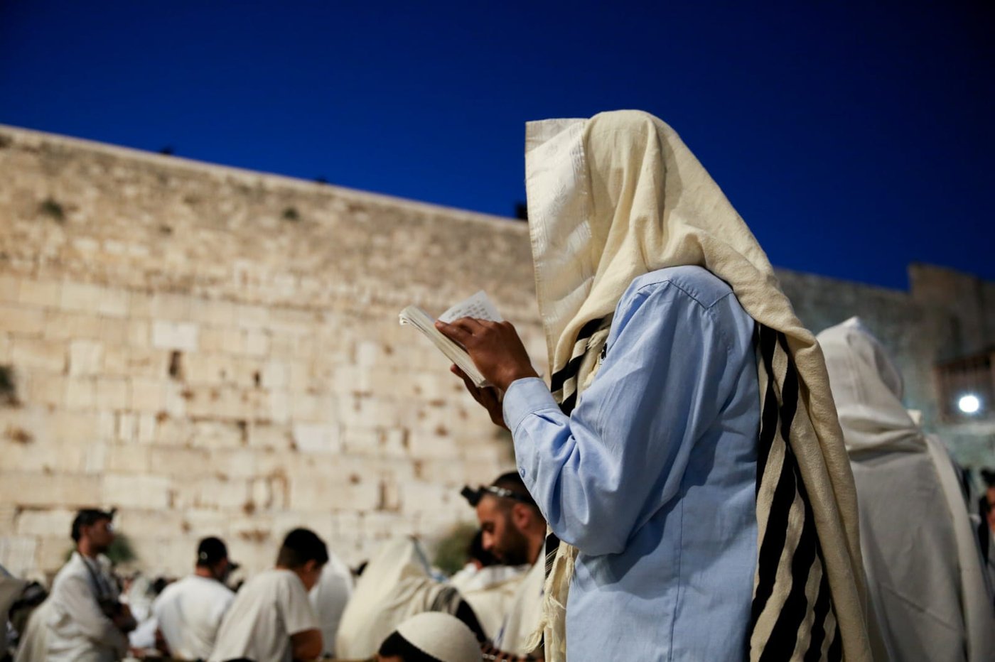תשעה באב בכותל המערבי: אלפים בתפילת 'שחרית' • תיעוד