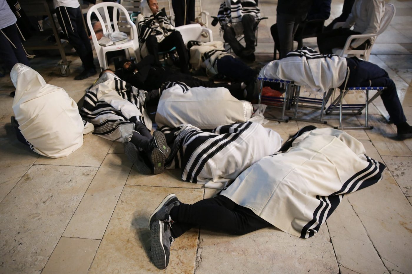 תשעה באב בכותל המערבי: אלפים בתפילת 'שחרית' • תיעוד