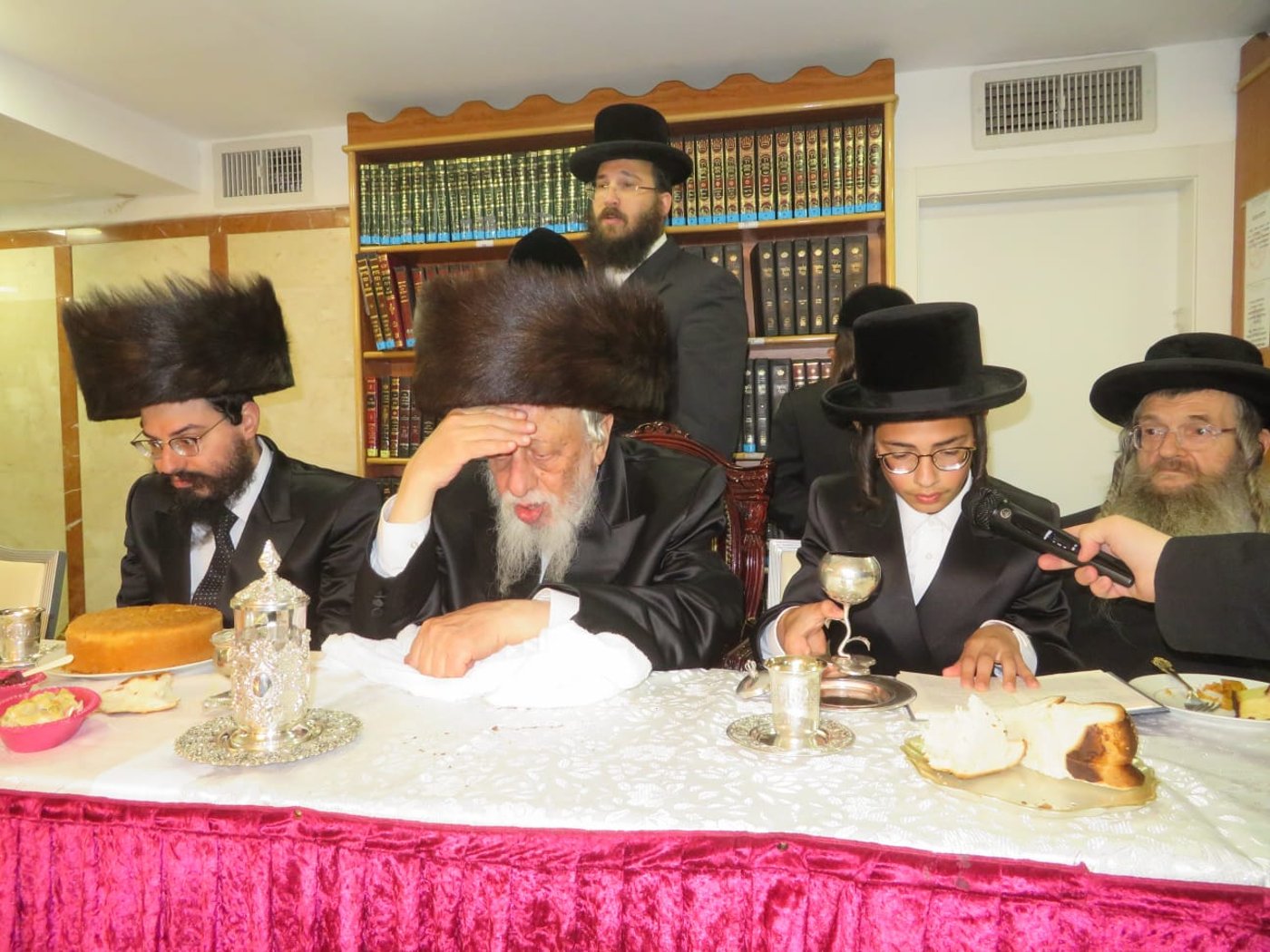 גלריה: זקן אדמו"רי רוז'ין בבר מצווה לנכדו