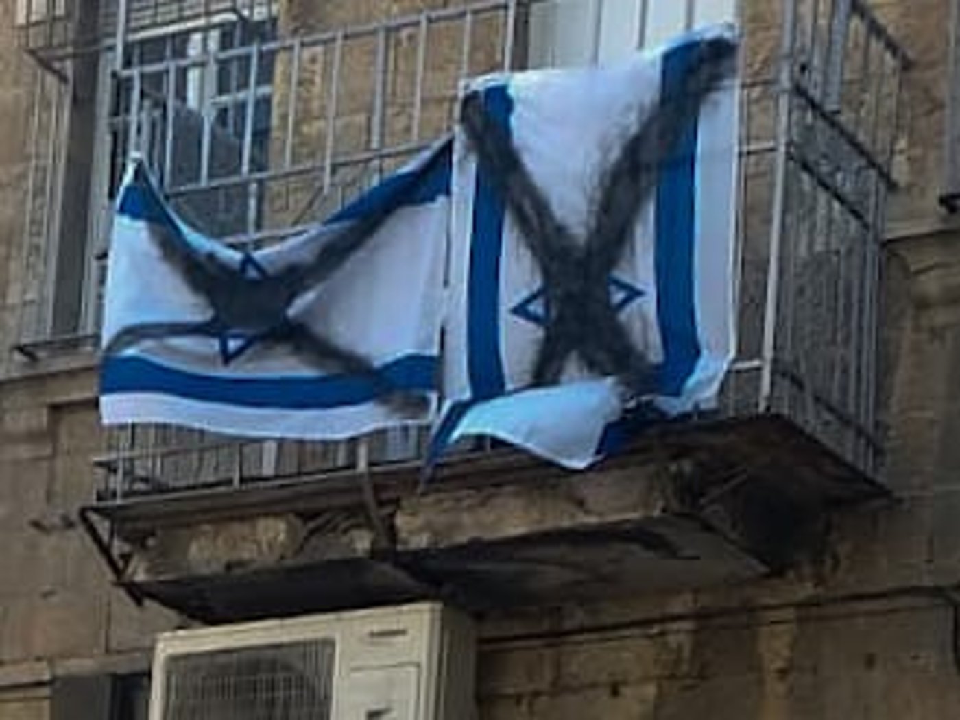 שוטרים קפצו מהמרפסת של השכן והסירו דגלים מרוססים