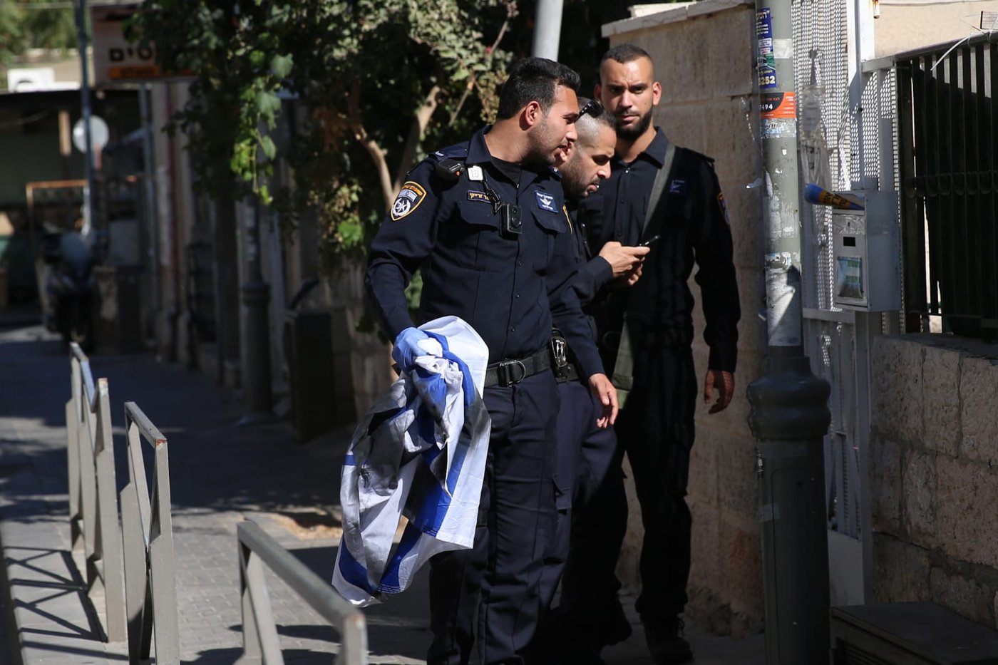 שוטרים קפצו מהמרפסת של השכן והסירו דגלים מרוססים