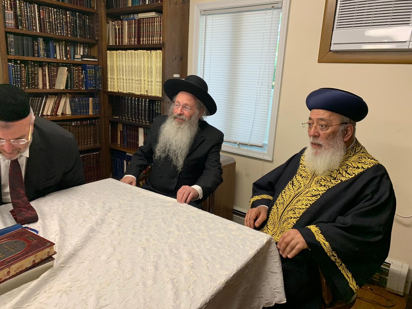 השבחים של הגר"י אולשין על הגר"ש עמאר. צפו בהקדשה