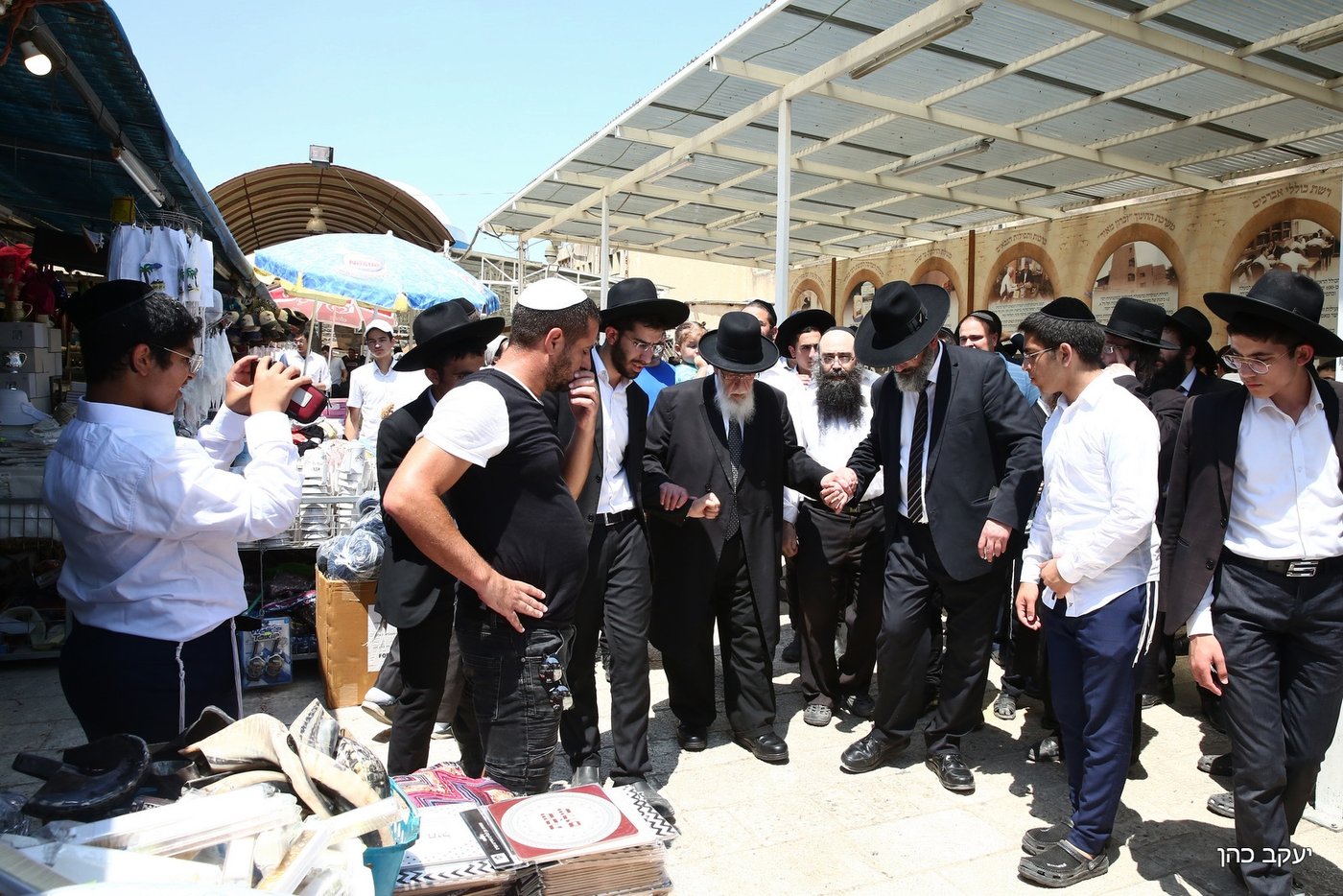 ראש הישיבה הגר"ש כהן בתפילה בקברי הצדיקים. צפו