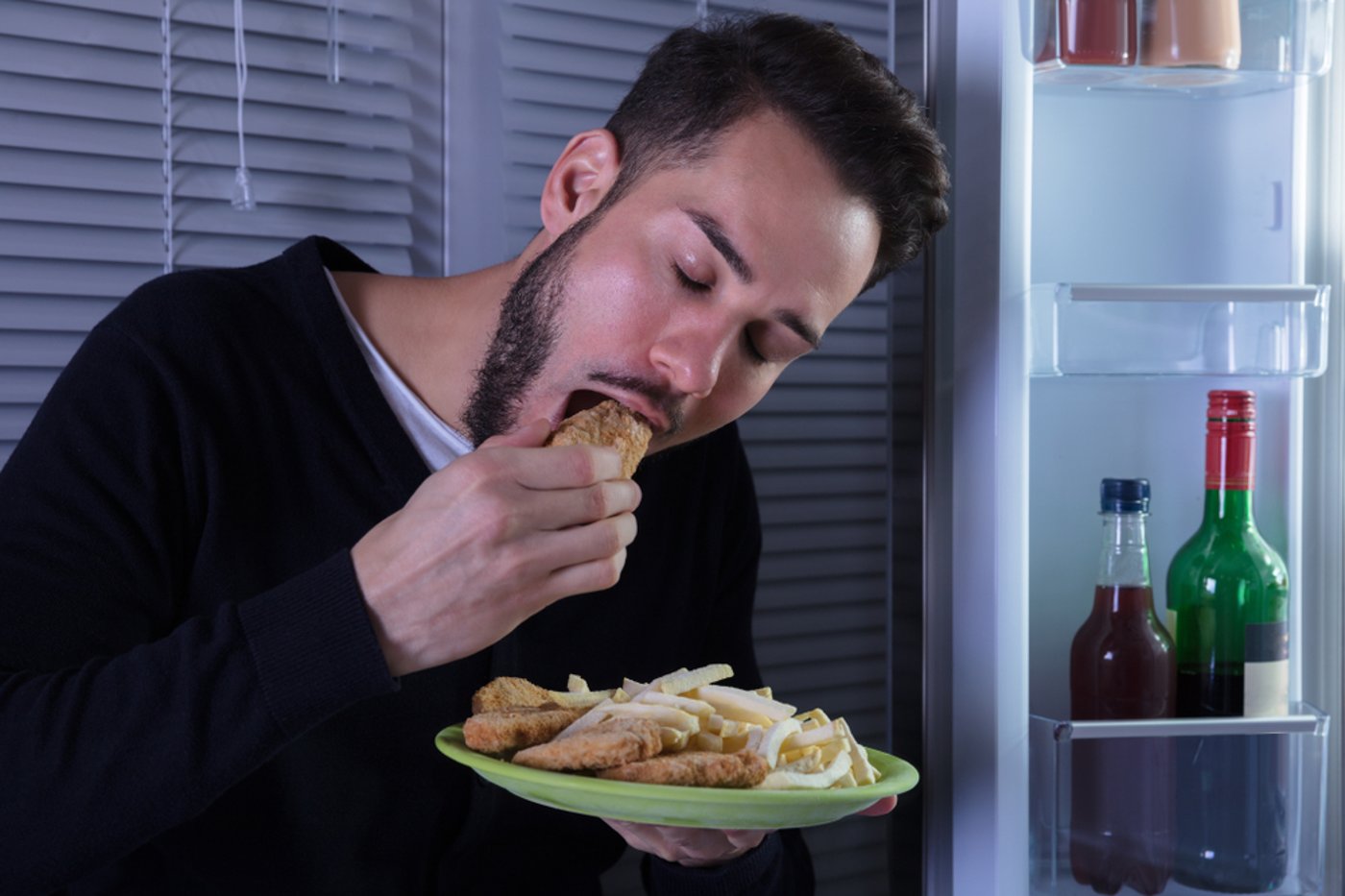 למה כל כך קשה לעצור בולמוס של אכילה בשעת לילה?