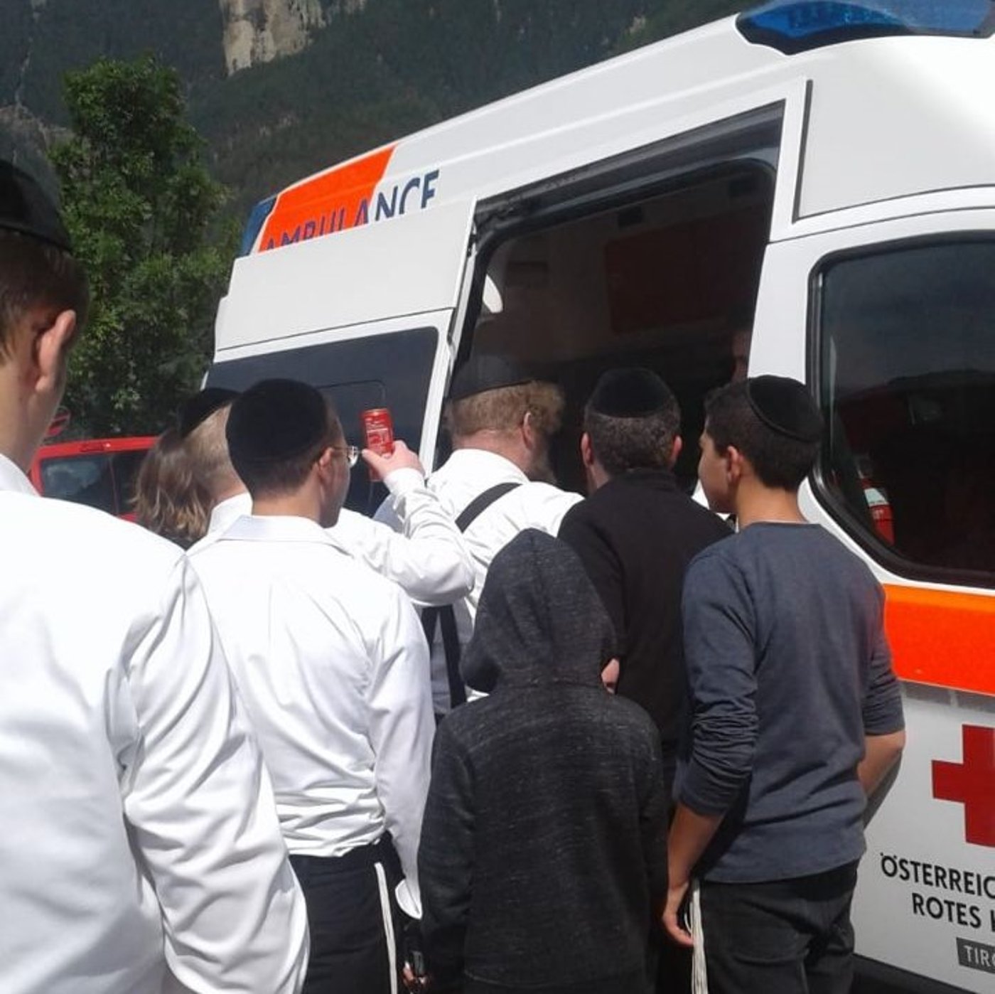הבן מתפנה לטיפול,• יורש זמר: יעקב שוואקי וישי לפידות מטפחים יורשים. במהלך הופעתם האחרונה אי שם בצפון הארץ, הקפיצו השניים את הפעוט, נכדם של הראשון לציון ורבה של באר שבע. 'זופניק' בהחלט מחה דמעת התרגשות.
