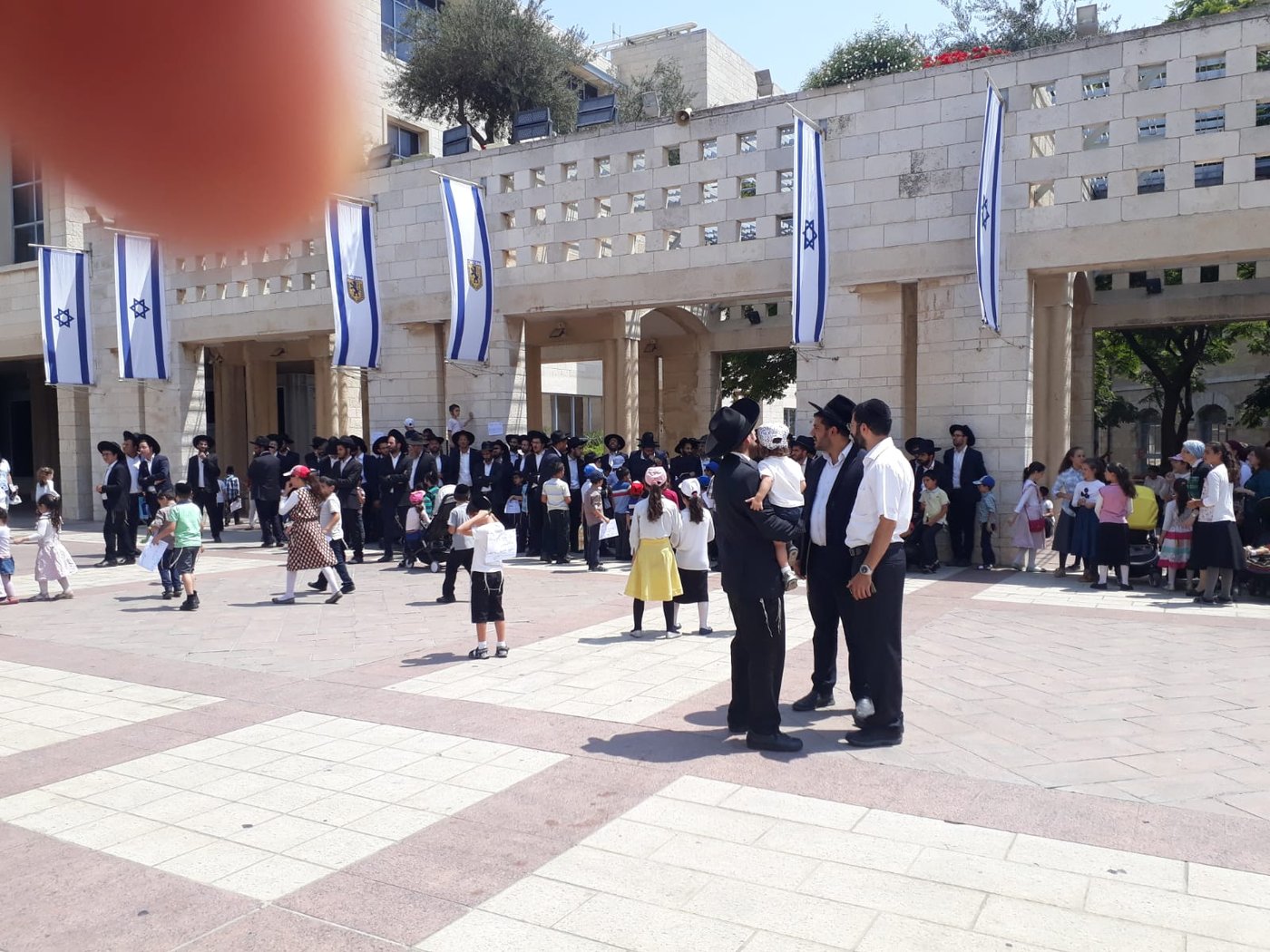 הילדים החרדים שנזרקו לרחוב הפגינו בספרא: "אין לנו מבנה"
