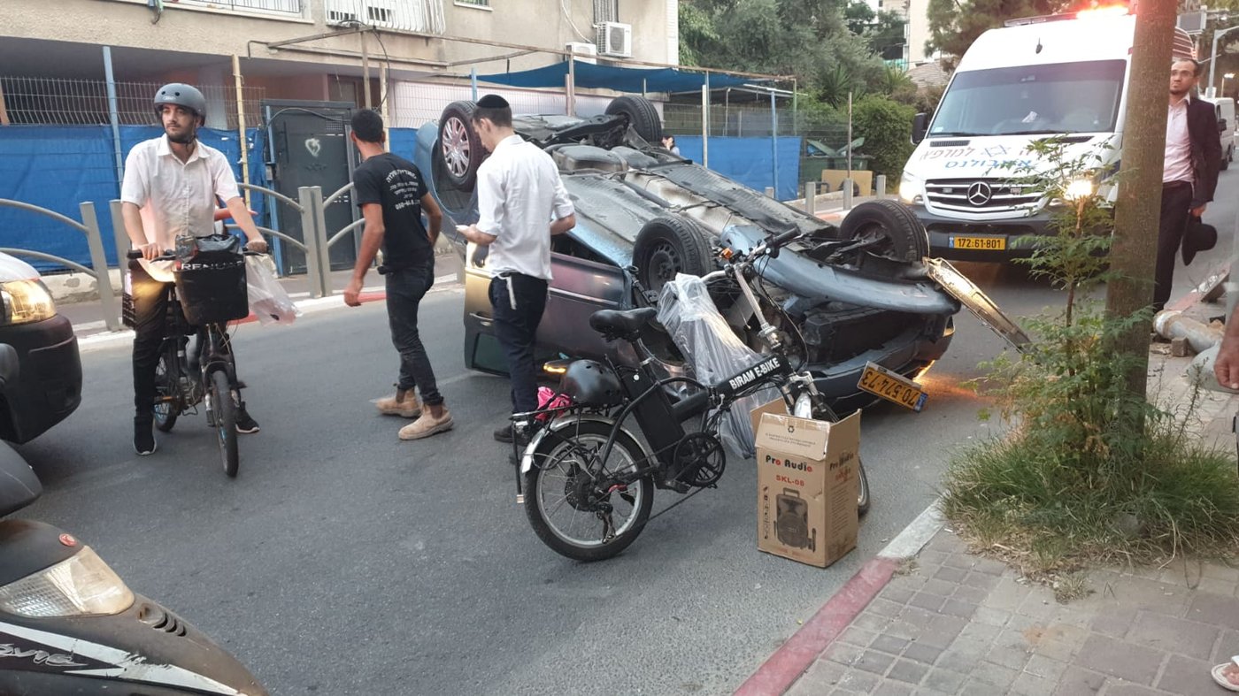 נס: נהג התהפך עם רכבו בבני ברק ונפצע קל בלבד