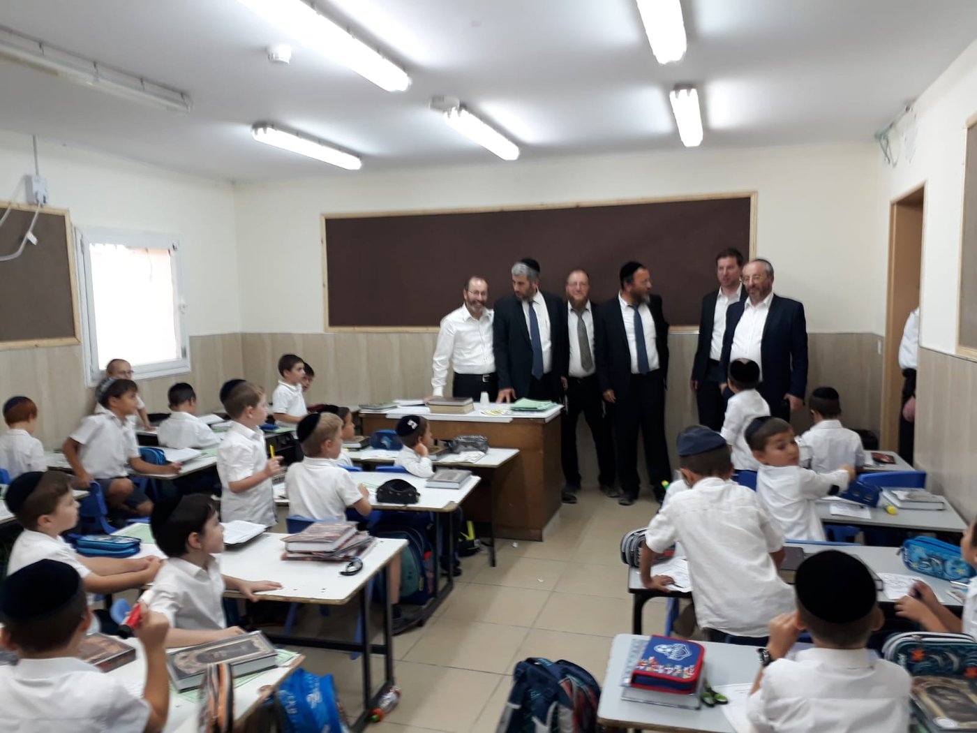 הילדים הקיפו את פמלייתו של סגן ראש העיר