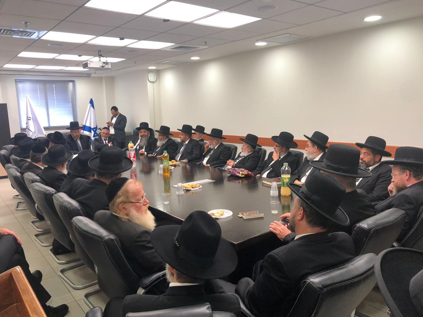 הגר"ד לאו: פוליטיקאים מטילים דופי בדיינים