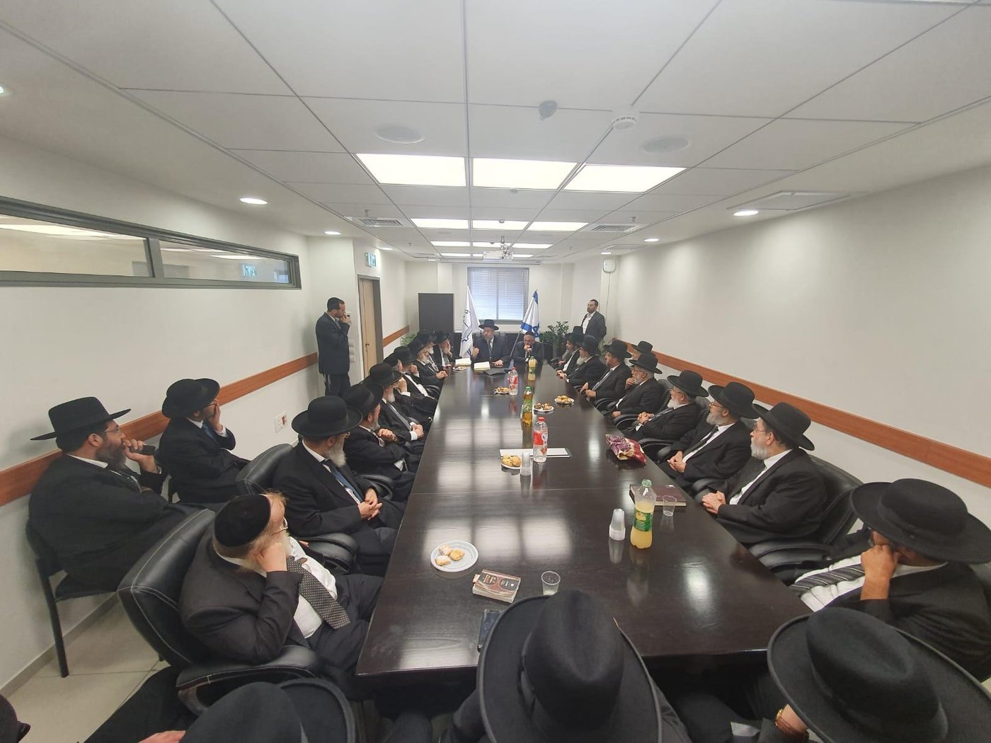 הגר"ד לאו: פוליטיקאים מטילים דופי בדיינים