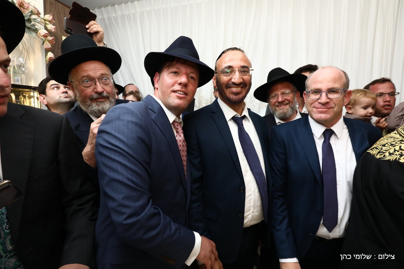 רבנים ואישי ציבור בהכנסת ספר תורה של משפחת אלתר