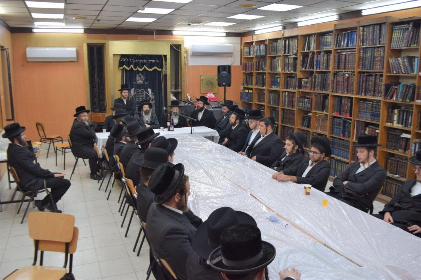 האדמו"ר מזוטשקא הגיע לחיפה, וחיזק את הבחורים
