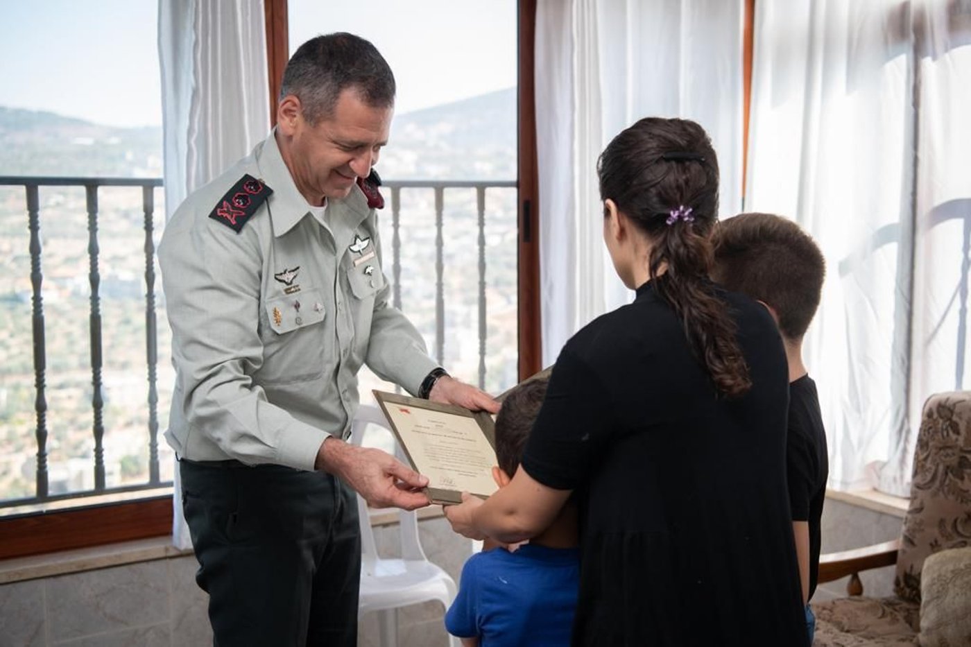 אלמנת סא"ל מ' קיבלה את צל"ש הרמטכ"ל