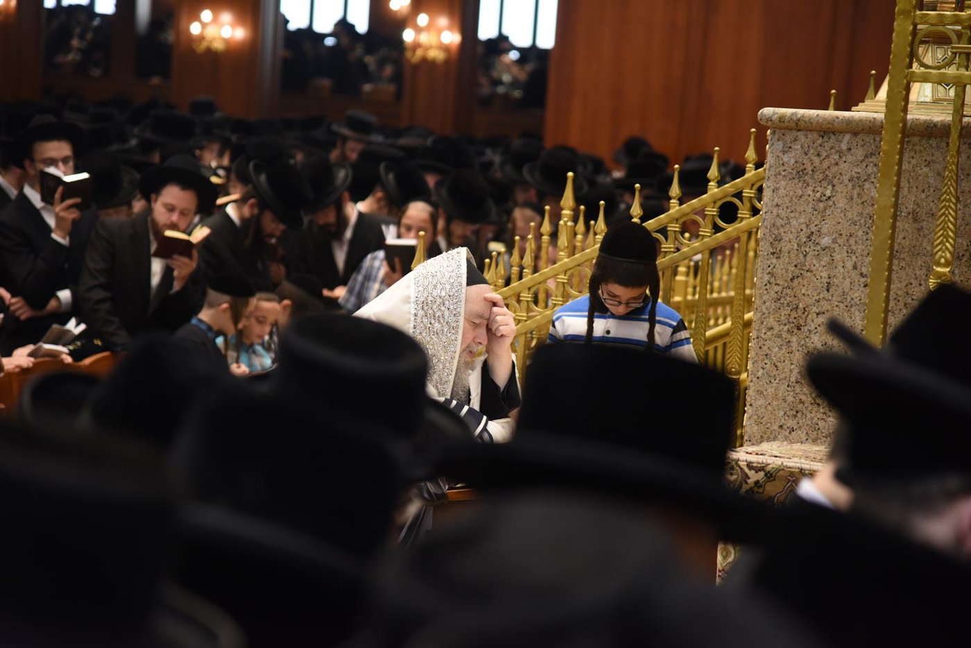 הסליחות הראשונות בחצר הקודש בעלזא