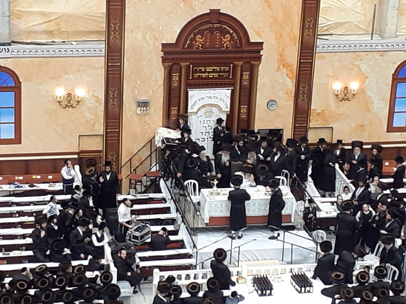 צפו: האדמו"ר מויז'ניץ במעמד נעילת החג