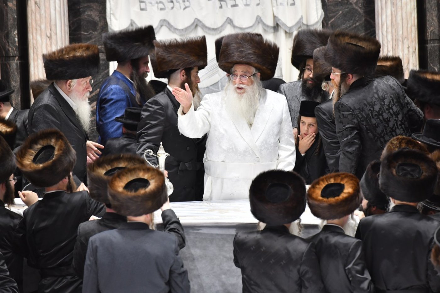צפו: טיש נעילת החג והבדלה בחצה"ק צאנז