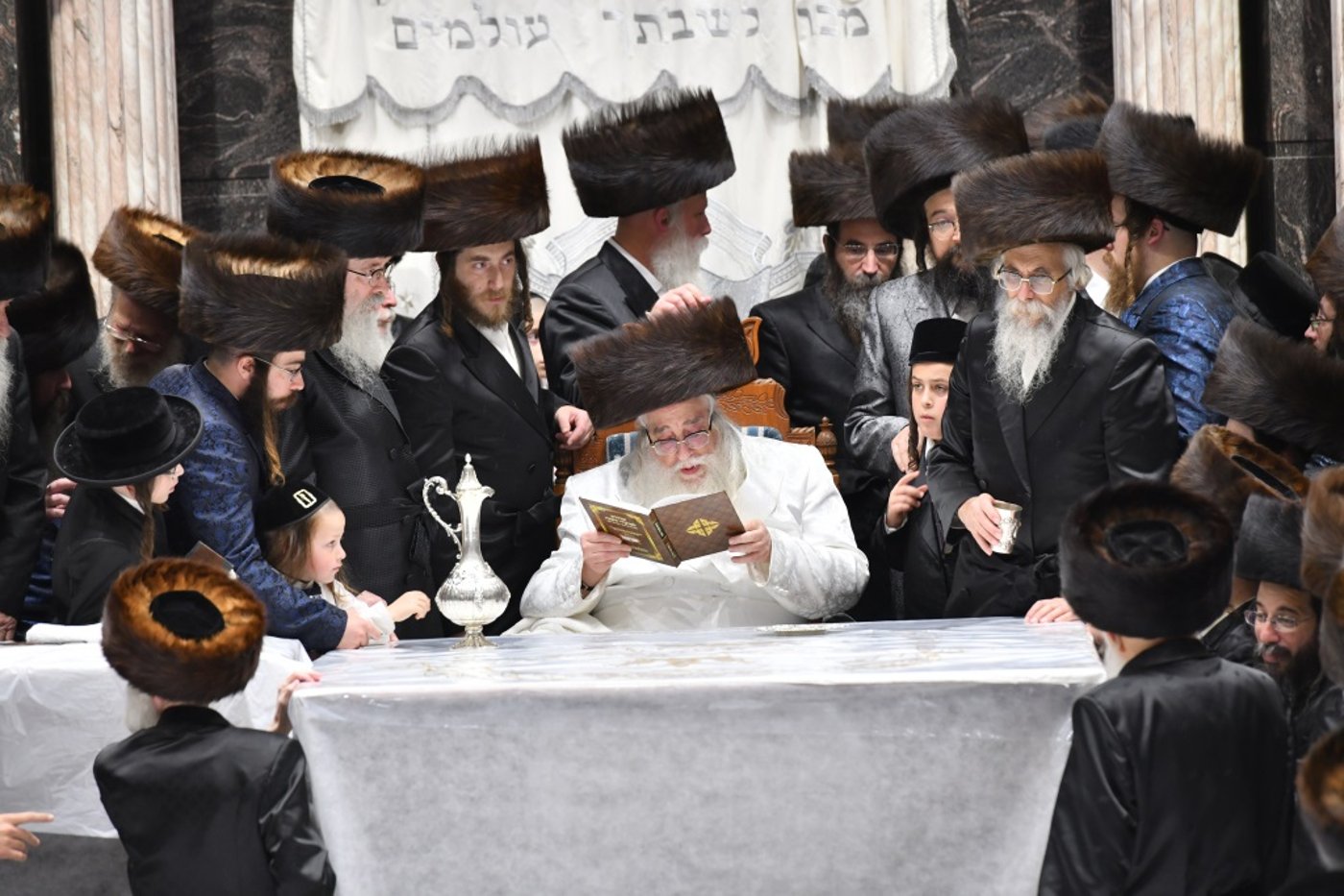 צפו: טיש נעילת החג והבדלה בחצה"ק צאנז