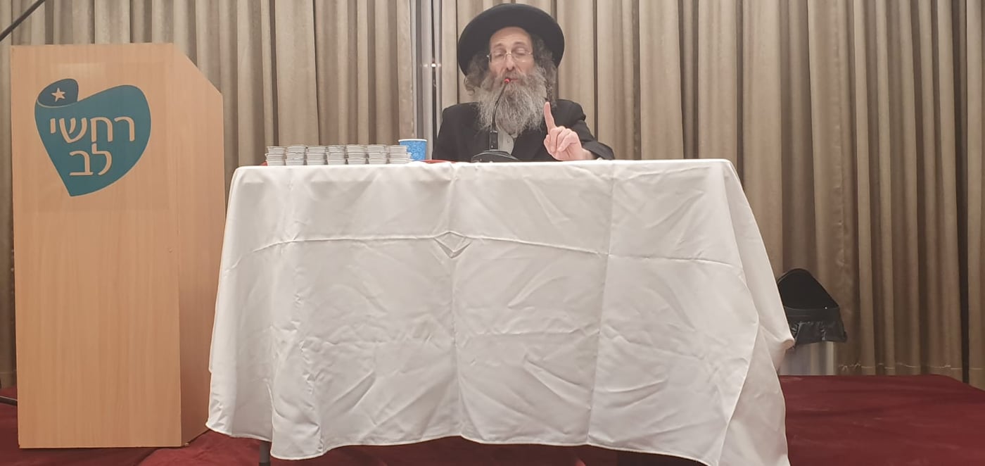 רבי מיילך בידרמן הגיע לבית החולים וחיזק את הילדים