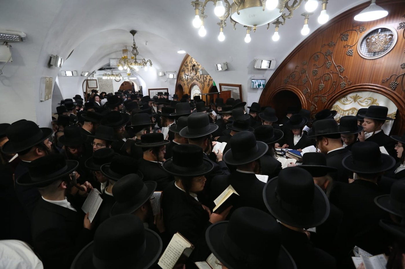 ראש ישיבת סאטמר באמירת סליחות במירון