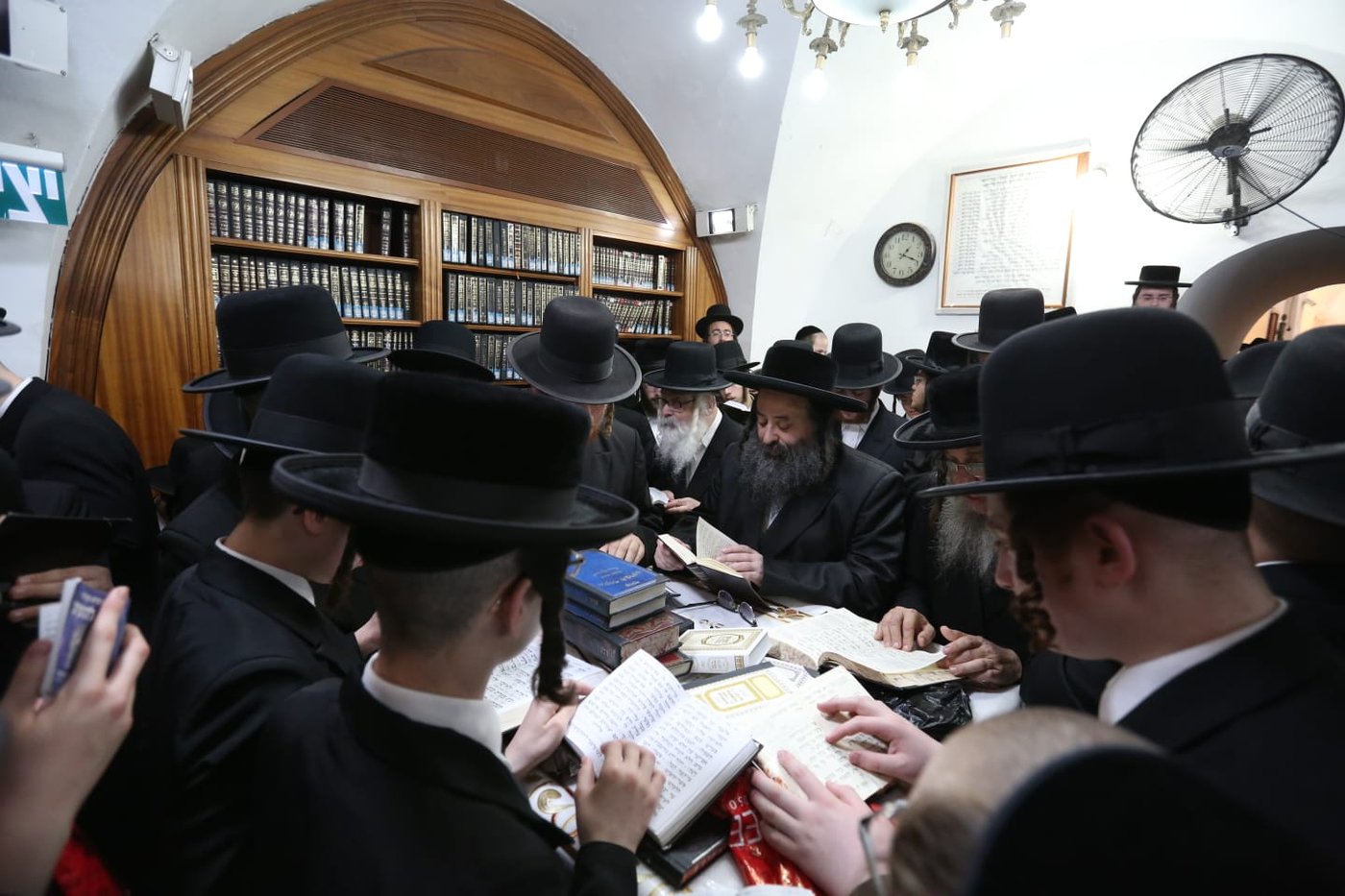 ראש ישיבת סאטמר באמירת סליחות במירון